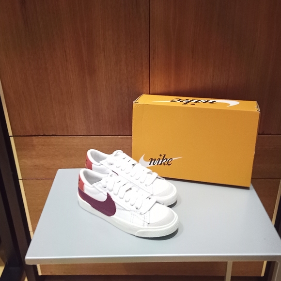 NIB Nike Blazer Low '77 Jumbo Swoosh Sneakers  36.5 = US Big Kid 4.5Y / Women 6 - Picture 2 of 6